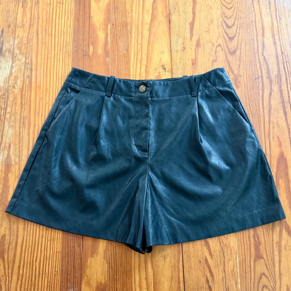 Pinko Solana Black Faux Leather Pleated Shorts High Rise Made in Italy‎ Size 6